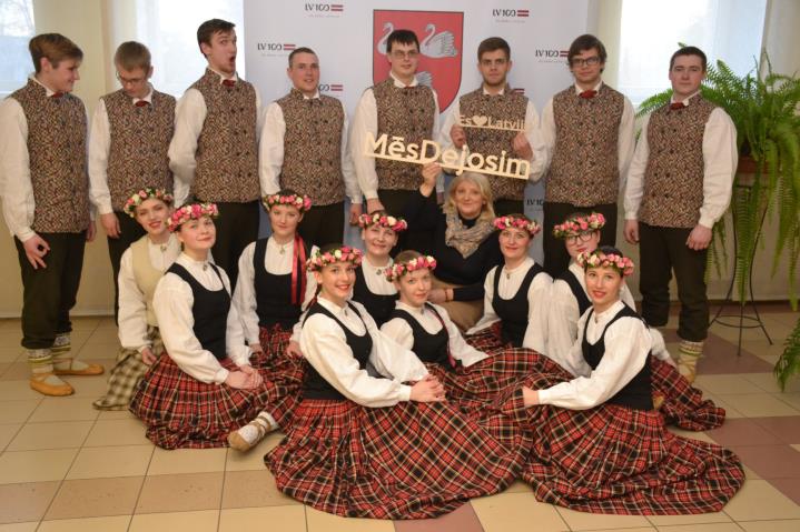 Jauniešu deju kolektīvs "Veiksme""